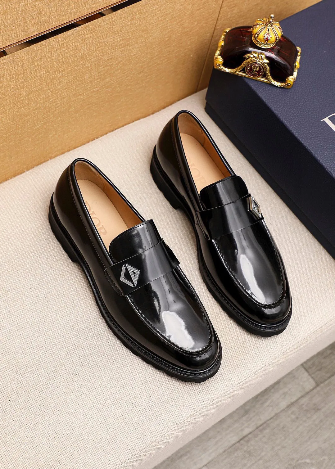 Men's shoes 💰460 💐 Product trademark: Dior "Dior" casual leather shoes Regular size: 39-44 (38.45🉑️customized) Product materials: Selected Italian imported first-layer open-edge beaded cowhide upper + classic hardware buckle, imported water-dyed cowhide lining. Strong three-dimensional visual effect, foam outsole Color: 2⃣️colors available